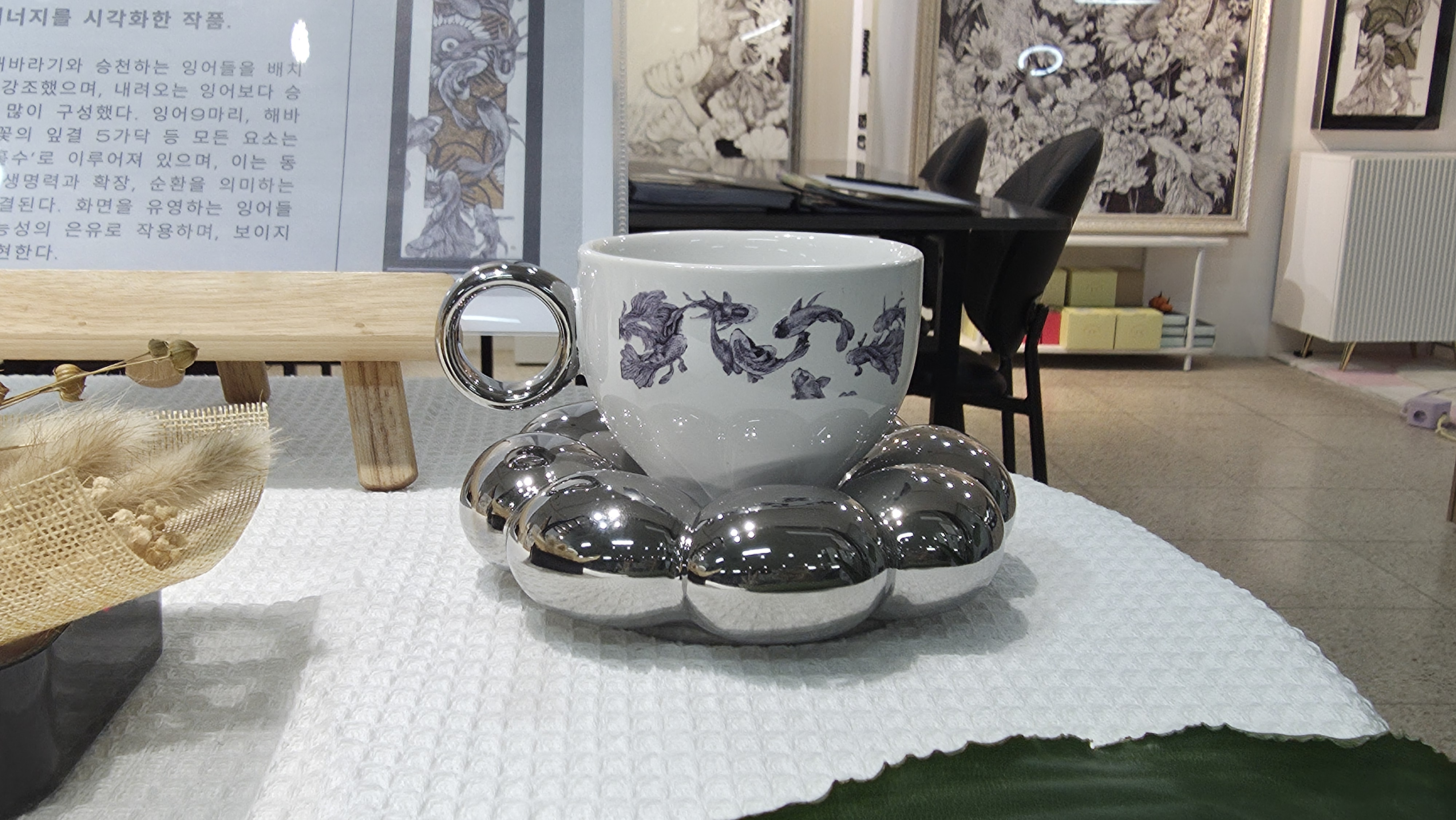 Wealth 작품을 재해석한 아트 상품<br />성공의 기원을 담은, 잉어 라떼잔